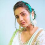 Hruta Durgule Instagram - For the Grand Premier of Sur Nava Dhyas Nava..💚 Styled by @shalmalee_t Assisted @akshu03_ Outfit @kalamandir_thane Earings @rubans.in | @oakpinionpr Photos @deepali_td_official #hrutadurgule #ananya #surnavadhyasnava #colorsmarathi India