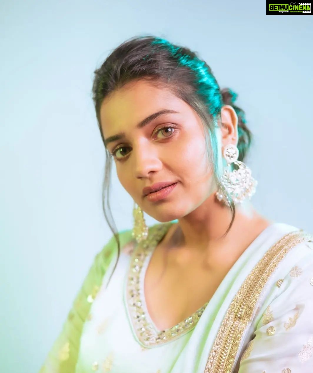 Hruta Durgule Instagram - For the Grand Premier of Sur Nava Dhyas Nava..π Styled by @shalmalee_t Assisted @akshu03_ Outfit @kalamandir_thane Earings @rubans.in | @oakpinionpr Photos @deepali_td_official #hrutadurgule #ananya #surnavadhyasnava #colorsmarathi India