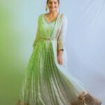 Hruta Durgule Instagram - For the Grand Premier of Sur Nava Dhyas Nava..💚 Styled by @shalmalee_t Assisted @akshu03_ Outfit @kalamandir_thane Earings @rubans.in | @oakpinionpr Photos @deepali_td_official #hrutadurgule #ananya #surnavadhyasnava #colorsmarathi India