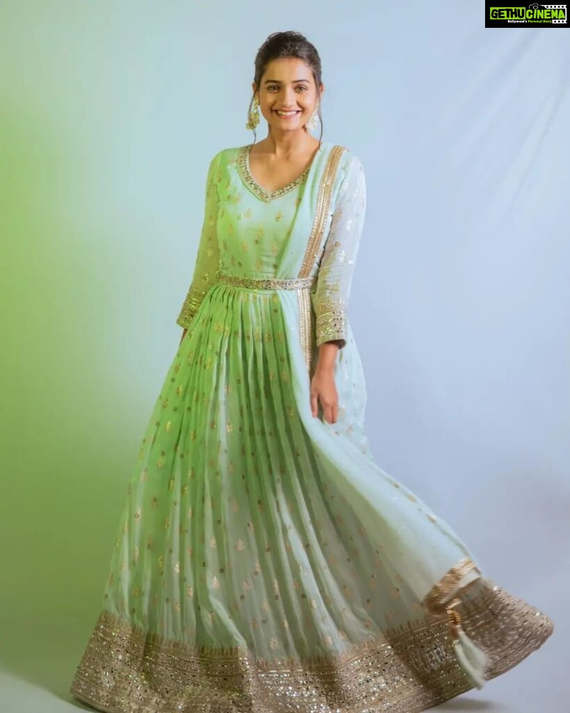 Hruta Durgule Instagram - For the Grand Premier of Sur Nava Dhyas Nava..💚 Styled by @shalmalee_t Assisted @akshu03_ Outfit @kalamandir_thane Earings @rubans.in | @oakpinionpr Photos @deepali_td_official #hrutadurgule #ananya #surnavadhyasnava #colorsmarathi India