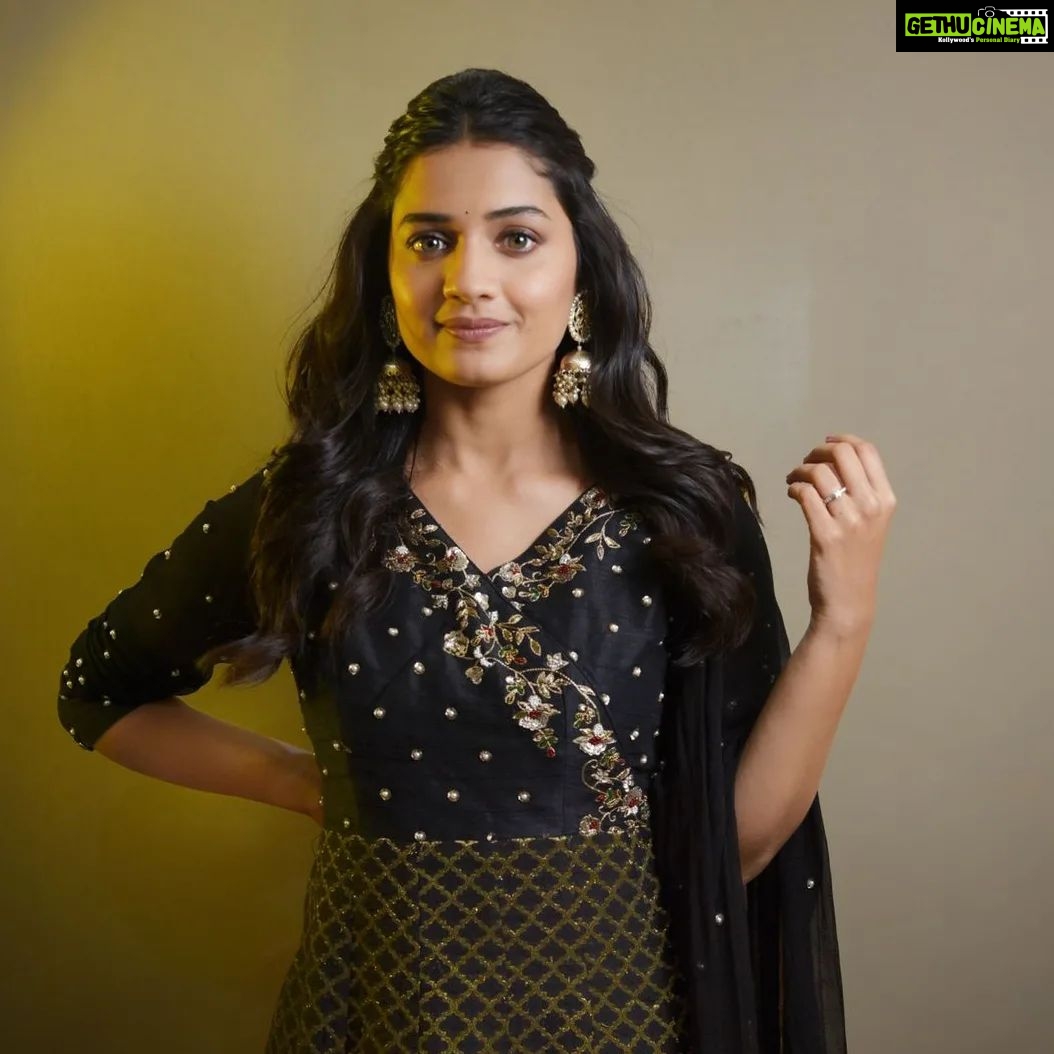 Hruta Durgule Instagram - I think this will be the last corn recipe I make during the Ananya promotions.. Did you get a chance to watch today's Lajjat Mharashtrachi on Colors Marathi ?! . . Styled by @shalmalee_t Assisted @akshu03_ Anarkali @labelnitisha Makeup @digambar103 Hair @jayshree2783 Photos @sarrikaaaaaa #hrutadurgule #ananya #lajjatmaharashtrachi #colorsmarathi