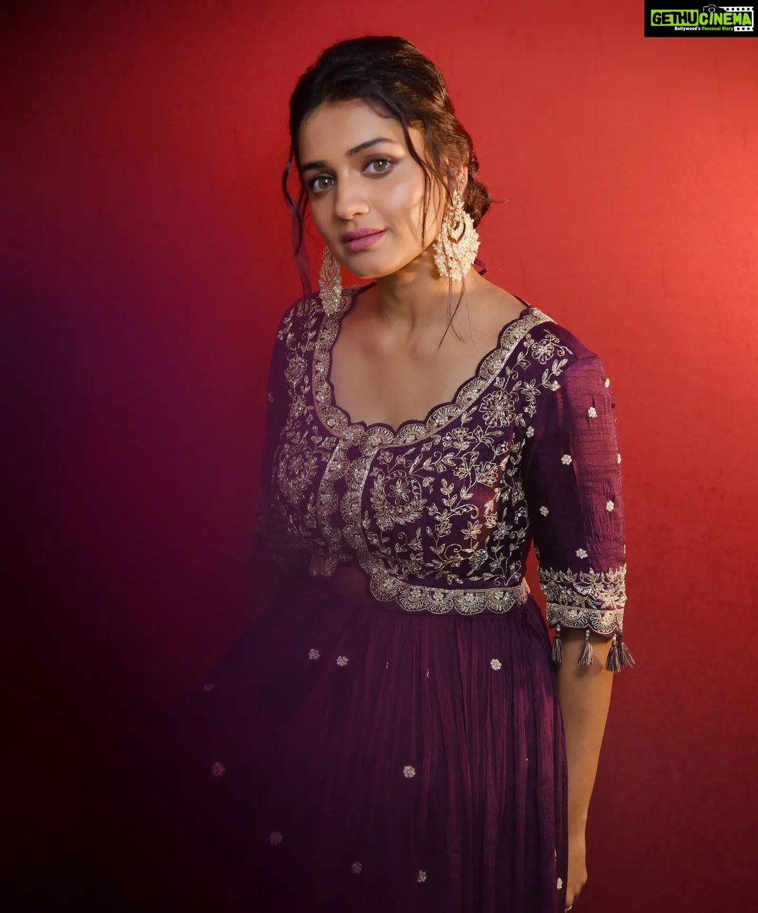 Hruta Durgule Instagram - Hou De Charcha!! Styled by: @shalmalee_t Assisted: @akshu03_ Outfit: @kalamandir_thane Make Up: @digambar103 Hair: @jayshree2783 Photos: @sarrikaaaaaa #hrutadurgule #ananya #promotions #HouDeCharcha #releasingon22july India