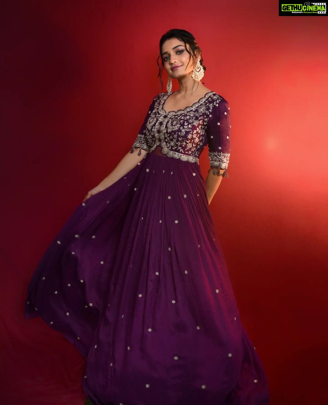 Hruta Durgule Instagram - Hou De Charcha!! Styled by: @shalmalee_t Assisted: @akshu03_ Outfit: @kalamandir_thane Make Up: @digambar103 Hair: @jayshree2783 Photos: @sarrikaaaaaa #hrutadurgule #ananya #promotions #HouDeCharcha #releasingon22july India