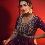 Hruta Durgule Instagram - Hou De Charcha!! Styled by: @shalmalee_t Assisted: @akshu03_ Outfit: @kalamandir_thane Make Up: @digambar103 Hair: @jayshree2783 Photos: @sarrikaaaaaa #hrutadurgule #ananya #promotions #HouDeCharcha #releasingon22july India