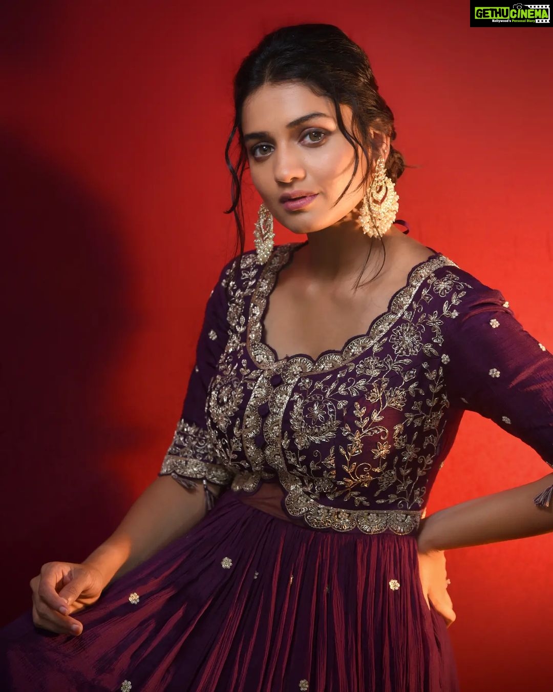 Hruta Durgule Instagram - Hou De Charcha!! Styled by: @shalmalee_t Assisted: @akshu03_ Outfit: @kalamandir_thane Make Up: @digambar103 Hair: @jayshree2783 Photos: @sarrikaaaaaa #hrutadurgule #ananya #promotions #HouDeCharcha #releasingon22july India
