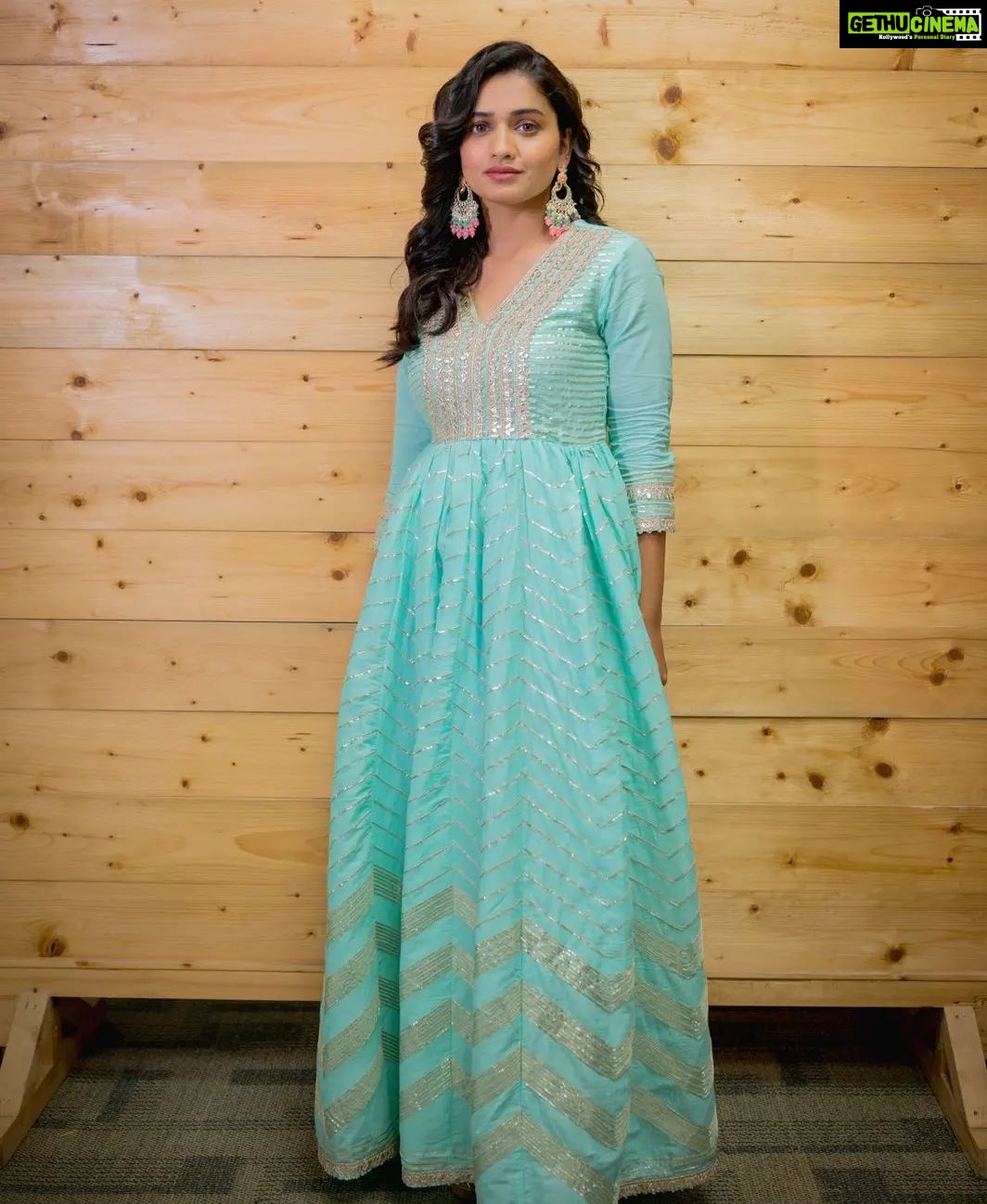 Hruta Durgule Instagram - Meanwhile Ananya Promotions....💙 Styled by @shalmalee_t Assisted: @akshu03_ Outfit: @scakhi | @digitallydiksha Earings: @rubans.in | @oakpinionpr Make Up: @naiknikhil74 Hair: @jayshree2783 Photos: @deepali_td_official #hrutadurgule #ananya #promotions #releasingon22july India