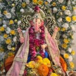 Hruta Durgule Instagram - Ganpati Bappa Moraya❤️ Thank you for all the blessings and love 💫 Grateful for everything 🧿✨ P.S - I love this song 🫠 #ganpatibappamorya #grateful #family