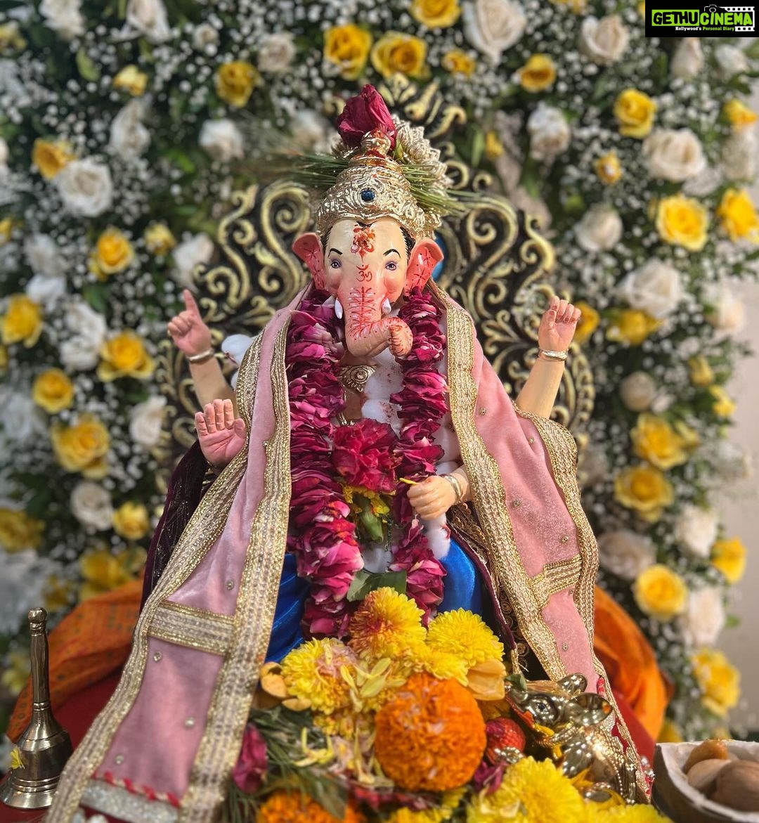 Hruta Durgule Instagram - Ganpati Bappa Moraya❤️ Thank you for all the blessings and love 💫 Grateful for everything 🧿✨ P.S - I love this song 🫠 #ganpatibappamorya #grateful #family