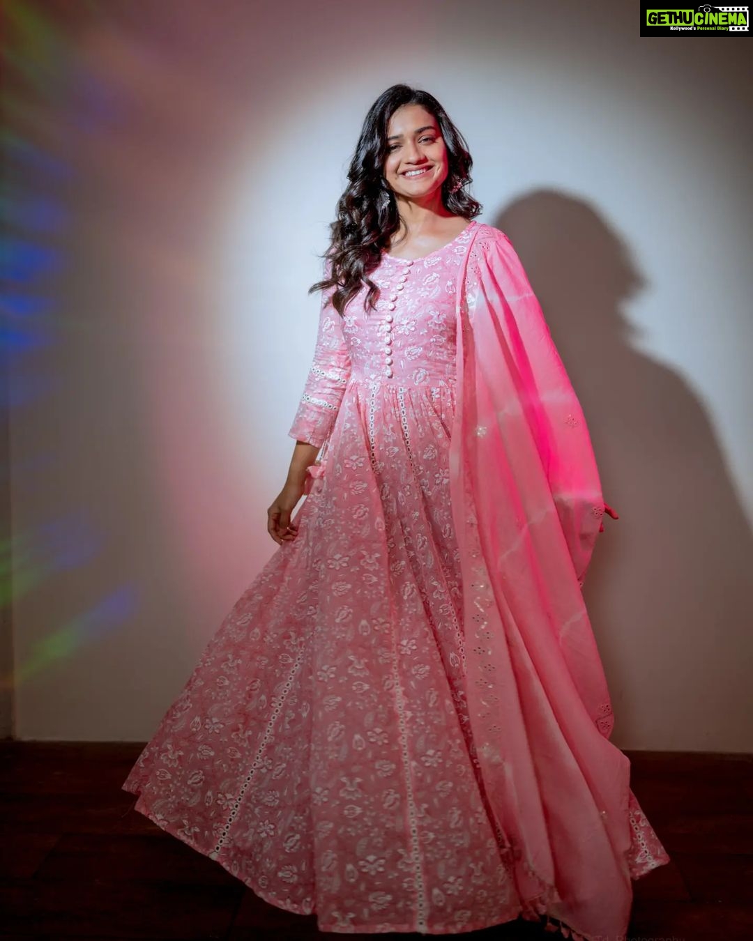 Hruta Durgule Instagram - Swirling through promotions..🌸 Styled by: @shalmalee_t Assisted: @akshu03_ Outfit: @scakhi | @digitallydiksha Make Up: @naiknikhil74 Hair: @jayshree2783 Pictures: @deepali_td_official #hrutadurgule #ananya #promotions #releasingon22july India