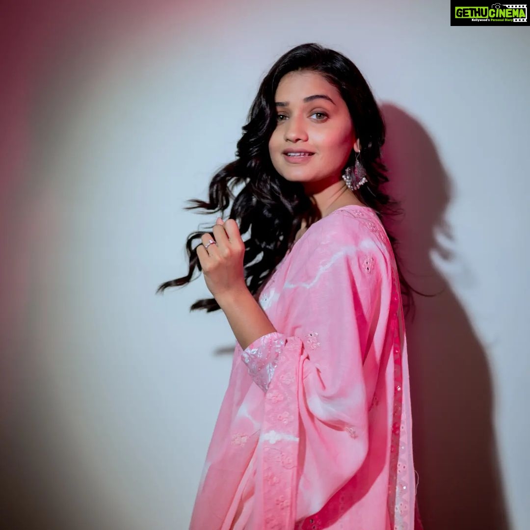 Hruta Durgule Instagram - Swirling through promotions..🌸 Styled by: @shalmalee_t Assisted: @akshu03_ Outfit: @scakhi | @digitallydiksha Make Up: @naiknikhil74 Hair: @jayshree2783 Pictures: @deepali_td_official #hrutadurgule #ananya #promotions #releasingon22july India
