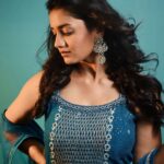 Hruta Durgule Instagram - ANANYA✨ 22July . . Styled by @shalmalee_t Outfit by @kalamandir_thane Accessories by @the_jewel_gallery Make up by @nikhils_makeover_ Hair by @makeupbypragati_ Photos by @sarrikaaaaaa . #hrutadurgule #ananya #trailerlaunch #firstfilm