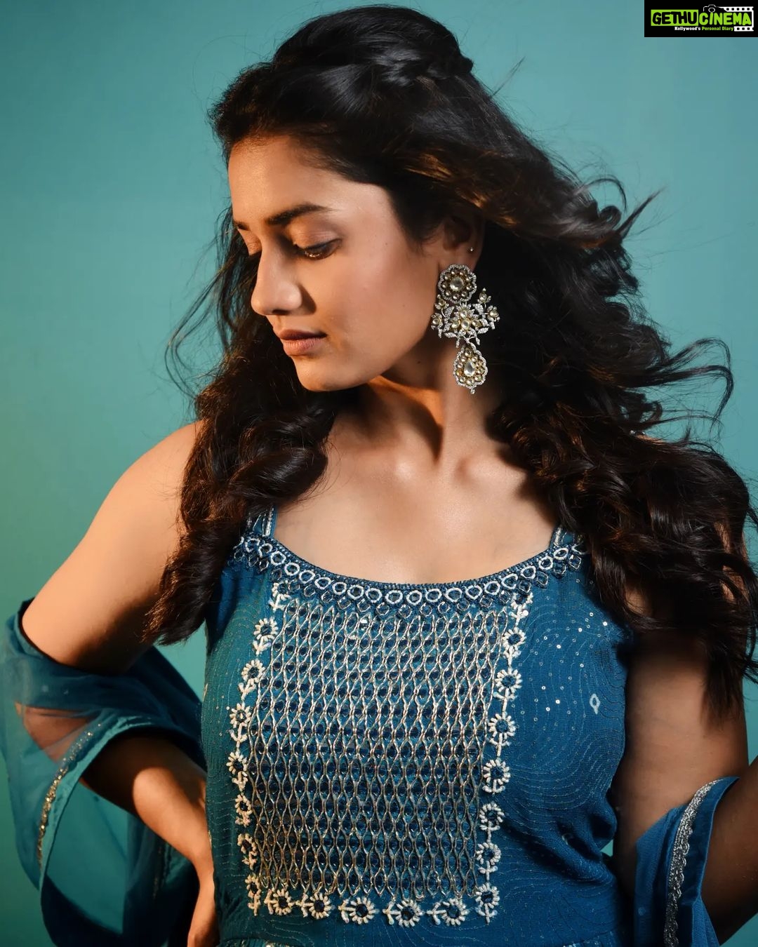 Hruta Durgule Instagram - ANANYA✨ 22July . . Styled by @shalmalee_t Outfit by @kalamandir_thane Accessories by @the_jewel_gallery Make up by @nikhils_makeover_ Hair by @makeupbypragati_ Photos by @sarrikaaaaaa . #hrutadurgule #ananya #trailerlaunch #firstfilm