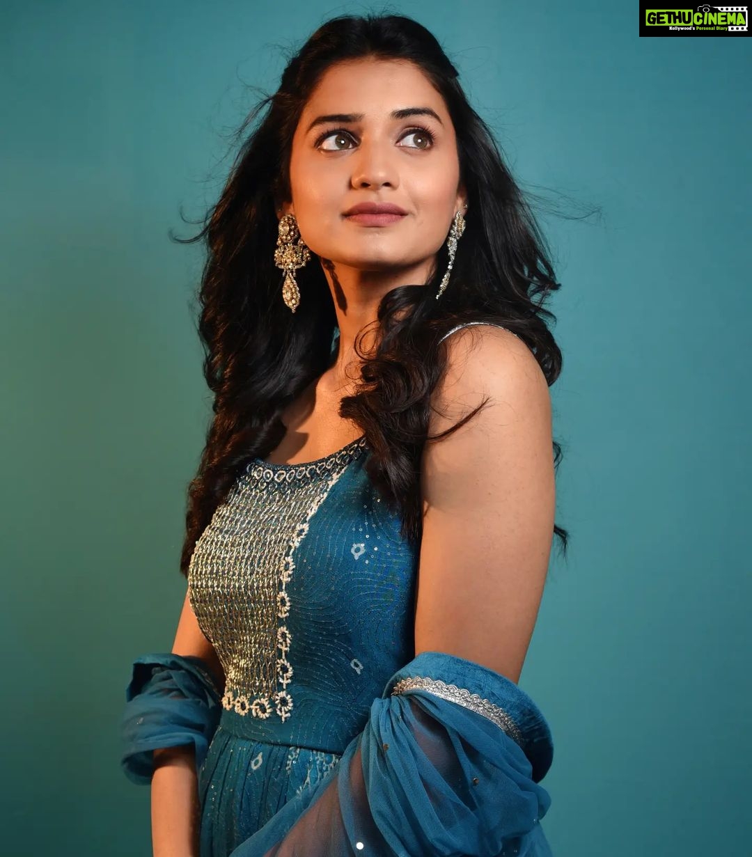 Hruta Durgule Instagram - ANANYA✨ 22July . . Styled by @shalmalee_t Outfit by @kalamandir_thane Accessories by @the_jewel_gallery Make up by @nikhils_makeover_ Hair by @makeupbypragati_ Photos by @sarrikaaaaaa . #hrutadurgule #ananya #trailerlaunch #firstfilm Mumbai, Maharashtra