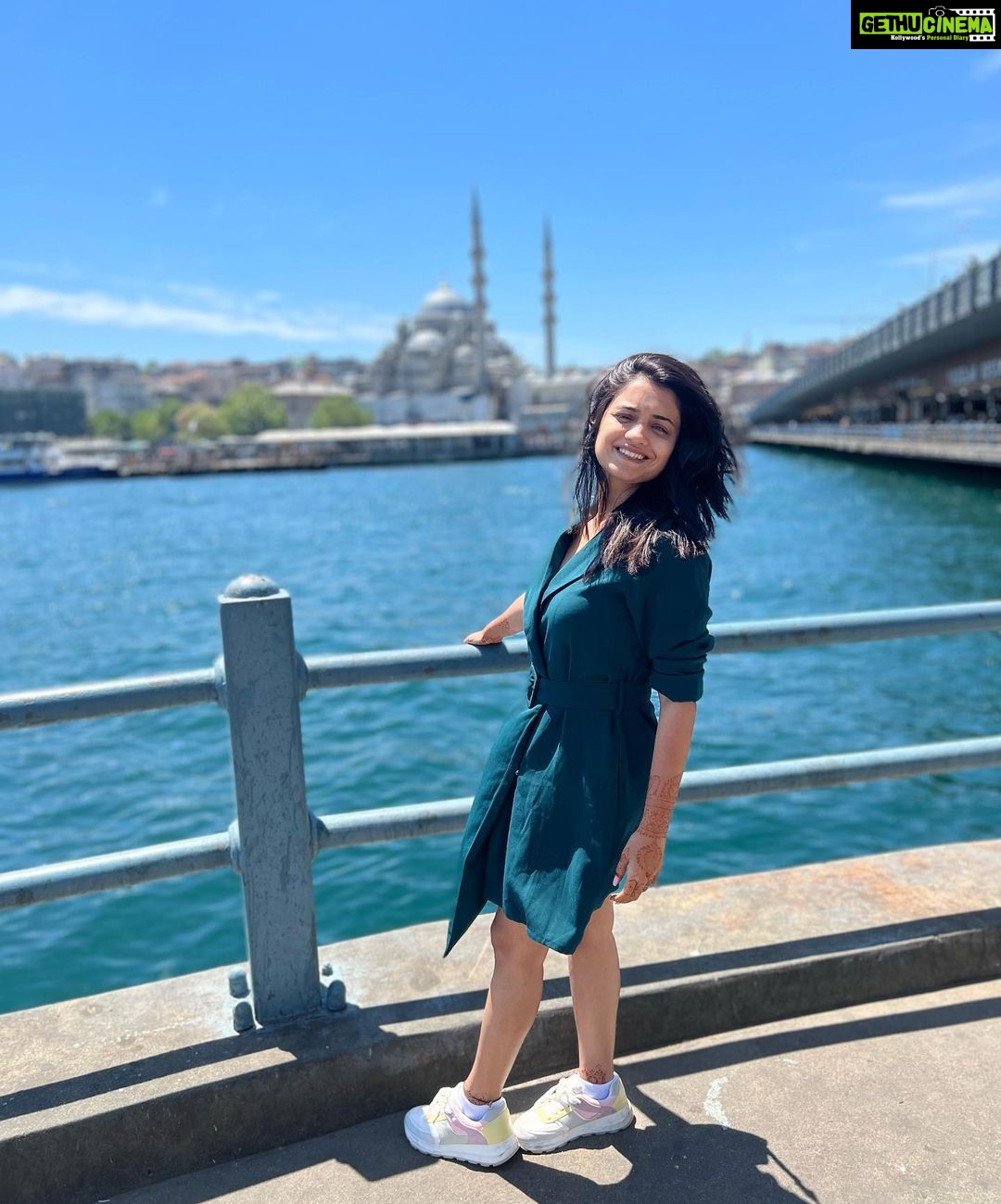 Hruta Durgule Instagram - One of those evenings ! ❤️ #traveldiairies #istanbul #karakoy #bhosphorus #turkey #honeymoon 📸 by @prateekshah1 🤗