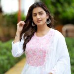 Hruta Durgule Instagram - The charm of white..🤍 Styled by: @style_by_pradnyaaaaa__ Outfit: ambraee | @digitallydiksha Hair: @glamupbytamanna #HrutaDurgule #white #traditionalsovereverything