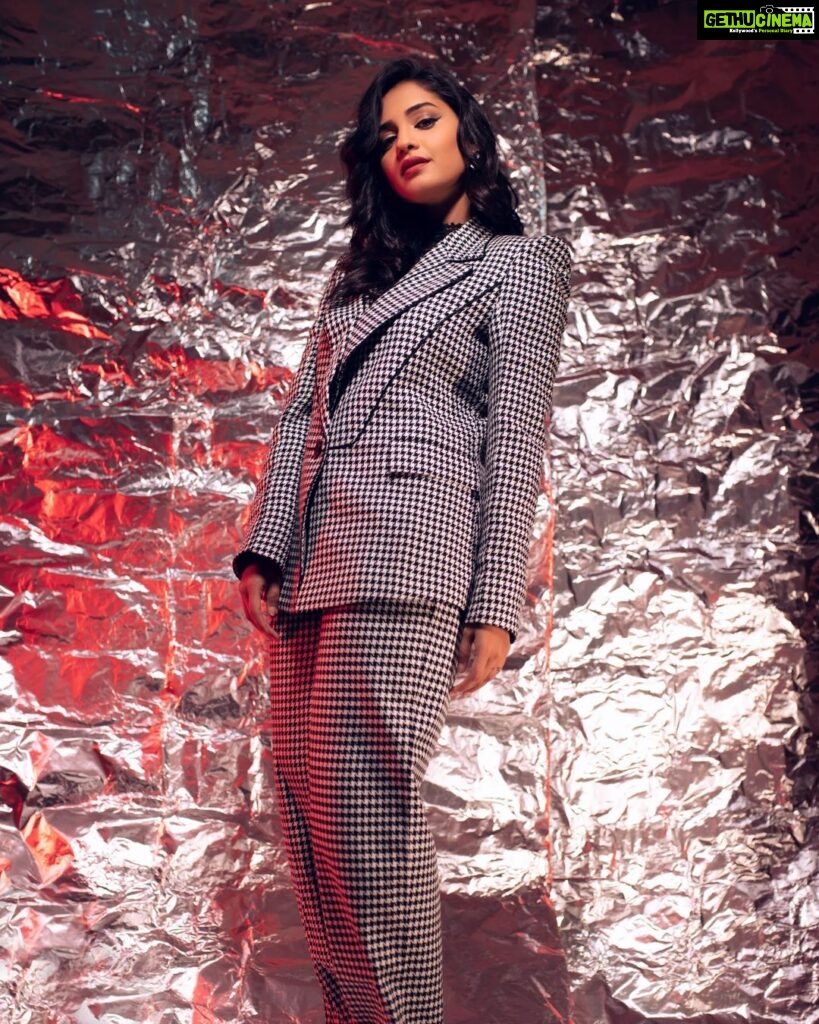 Hruta Durgule Instagram - Blazer's never running out of style..🖤 Styled by @shalmalee_t Assisted by @akshu03_ Blazer suit @protteaa.official Makeup @nikhils_makeover_ Hair @makeupbypragati_ Photos @sudarshanlavekar_photography Edits @retouch_sneha #hrutadurgule India