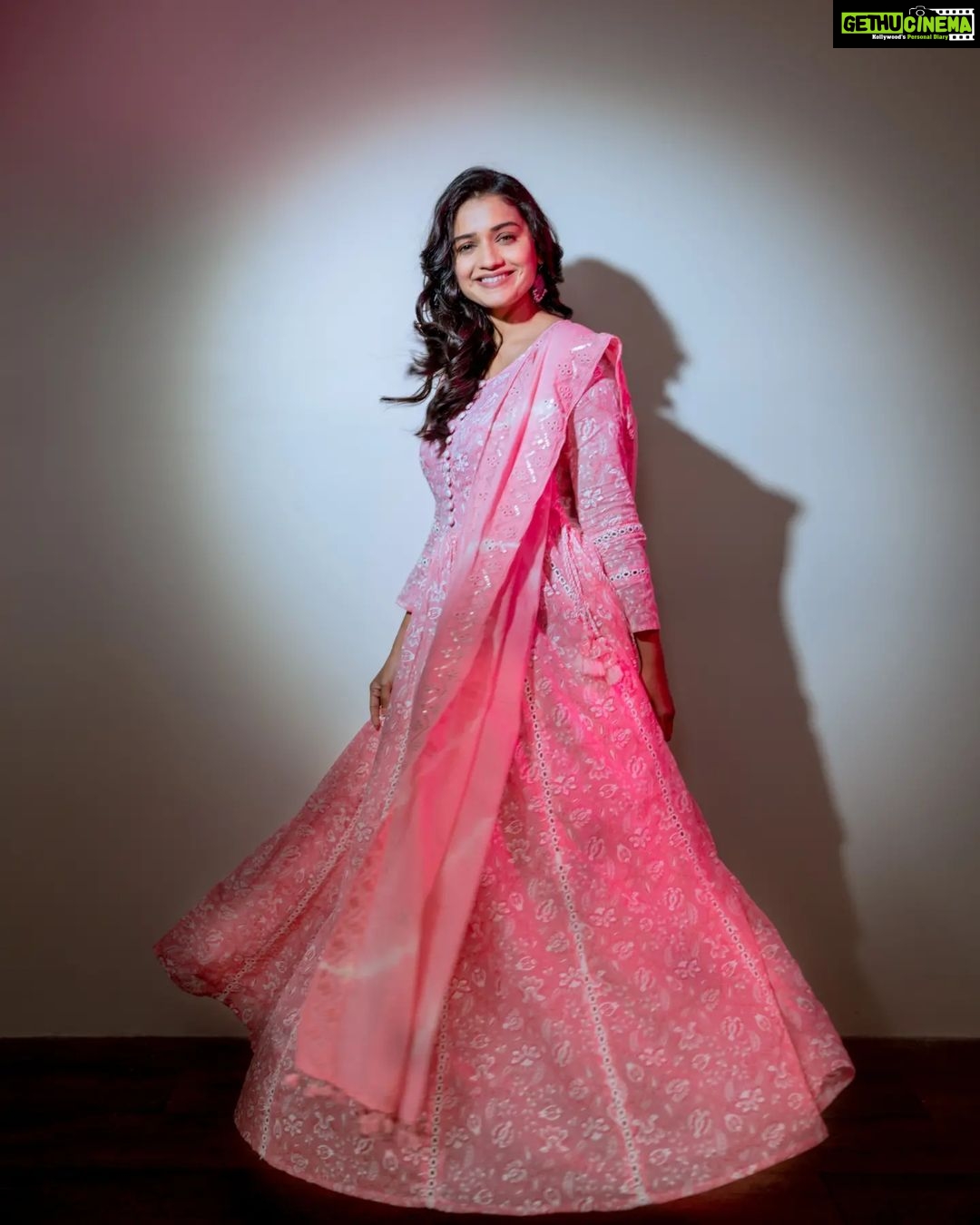 Hruta Durgule Instagram - Swirling through promotions..🌸 Styled by: @shalmalee_t Assisted: @akshu03_ Outfit: @scakhi | @digitallydiksha Make Up: @naiknikhil74 Hair: @jayshree2783 Pictures: @deepali_td_official #hrutadurgule #ananya #promotions #releasingon22july India