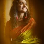 Hruta Durgule Instagram - One of my most fav pic from my wedding album ✨❤️ #grahmakh #maharashtrianwedding #specialday #positivevibesonly #grateful #newbeginnings #blessed #happy #hrutadurgule 📸 by @one.portrait.please ❤️ Hair by @makeupbypragati_ ❤️