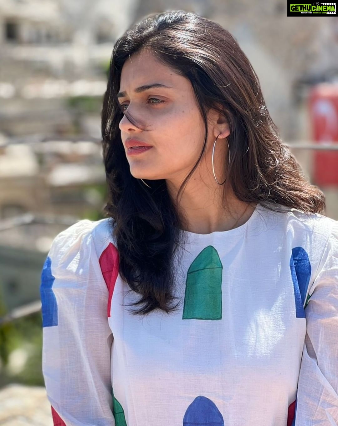 Hruta Durgule - 221.4K Likes - Loving the breezy weather of Turkey and this by @jebsispar 🥰
Styled by @shalmalee_t
📸- @prateekshah1
#hrutadurgule #turkey #istanbul #istiklal #takseem #travel #holidaydiaries