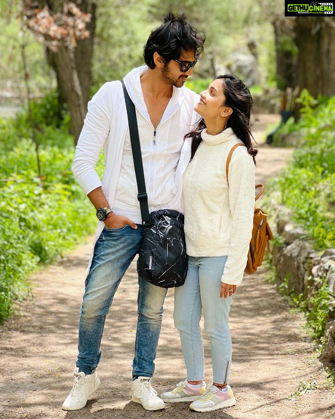Hruta Durgule Instagram - Amidst nature … away from the chaos .. peace ☮️… tranquility 😇 and serenity ❤️ #white #green #twinning Love Valley, Capadoccia, Turkey.