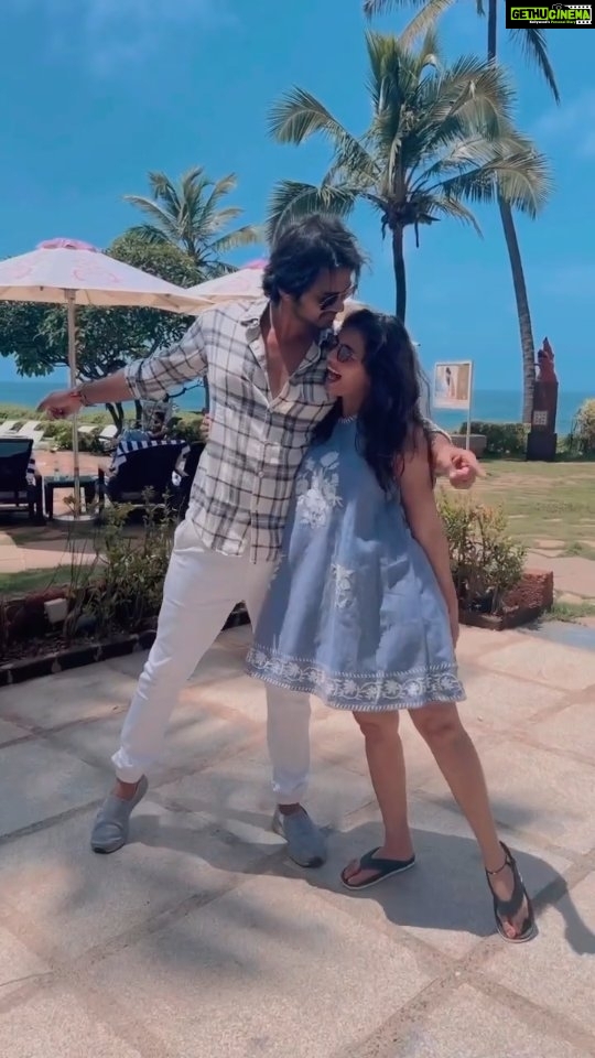 Hruta Durgule - 274.5K Likes - When ur happy and you know it : just dance away 💃 🕺 ❤️ after ages with my better half 😇 for the love of the beats and of course SRK 😎
#chaleya #dance #reel #love