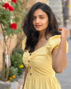 Hruta Durgule Instagram - Looking at the sunny side of everything...😎

Outfit by: @ouifashionco
Styled by: @shalmalee_t
Pictures: @prateekshah1

#hrutadurgule #TurkeyDiaries #Travel #Ouifashion #sunshine