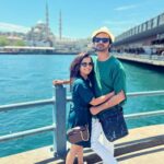 Hruta Durgule Instagram - Lunch date by the bay … with bae ❤️ 🌊 🛳 #twinning #holiday Istanbul, Turkey