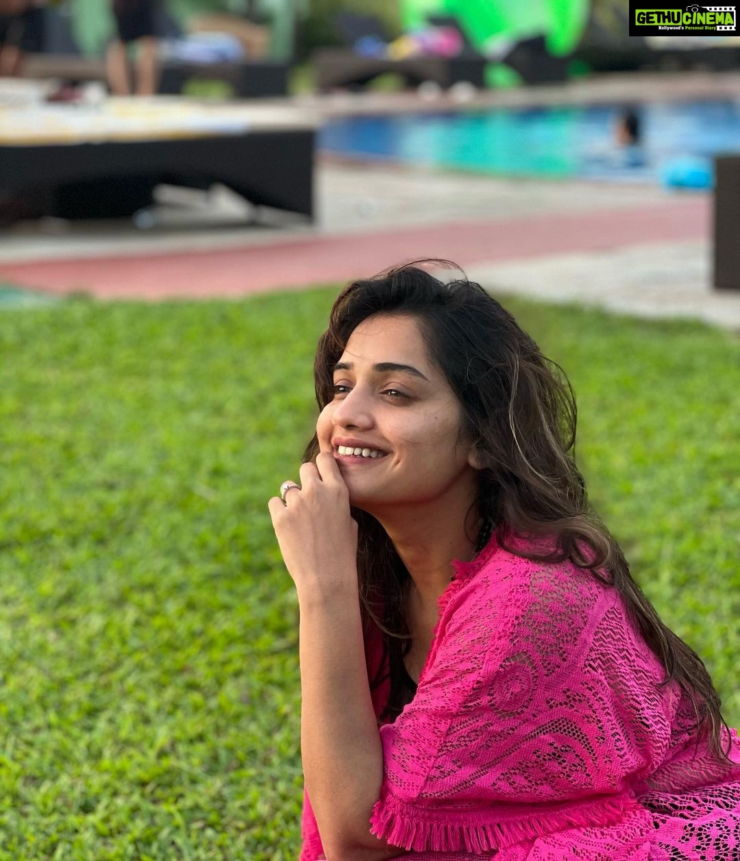 Hruta Durgule Instagram - Hello,30❤️ #tonewbeginnings #grateful #blessed #happiness #positivevibes #letsdothis #tomanymorememories #foreveryoung