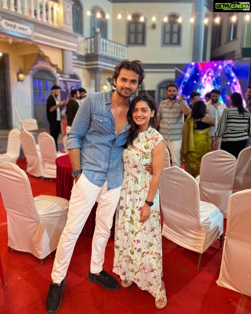 Hruta Durgule Instagram - About Last Night ❤️ Radha Mohan First Episode Telecast ✨ Congratulations @prateekshah1 @itsprateeksharma @zeetv and the entire cast and crew ❤️ Wishing you all the love and positivity ✨🧿 #radhamohan #zeetv #8pm