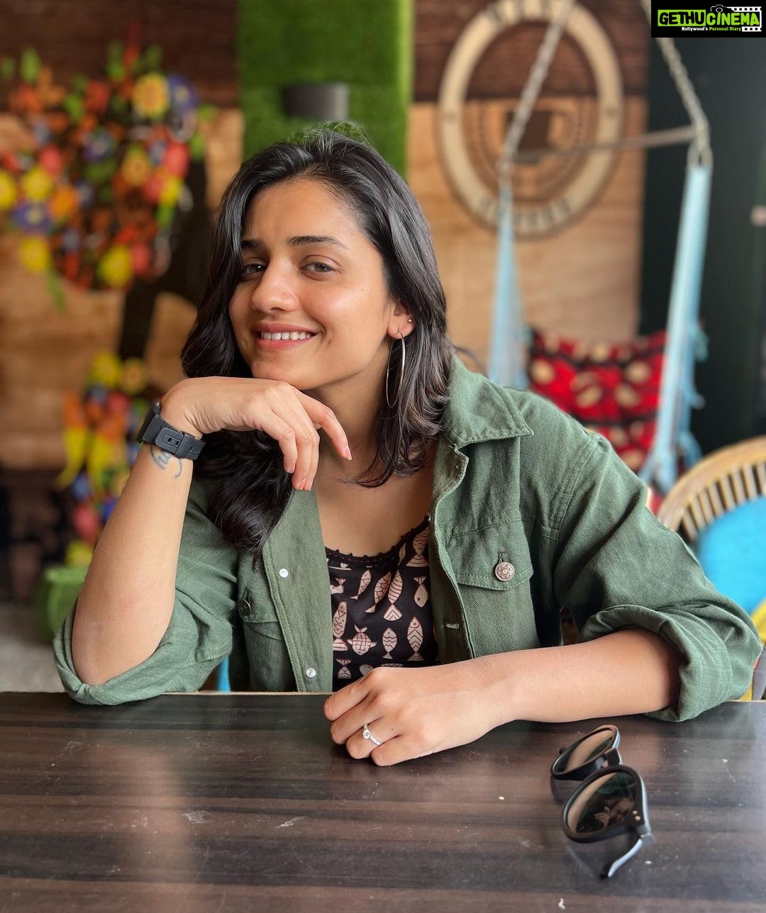Hruta Durgule Instagram - Waiting for the weekend !! See you in nagpur !!! ❤️✨ @dadaekgoodnewsahe ❤️ #weekendvibes #dadaekgoodnewsahe #positivevibes #marathitheatre #theatretour