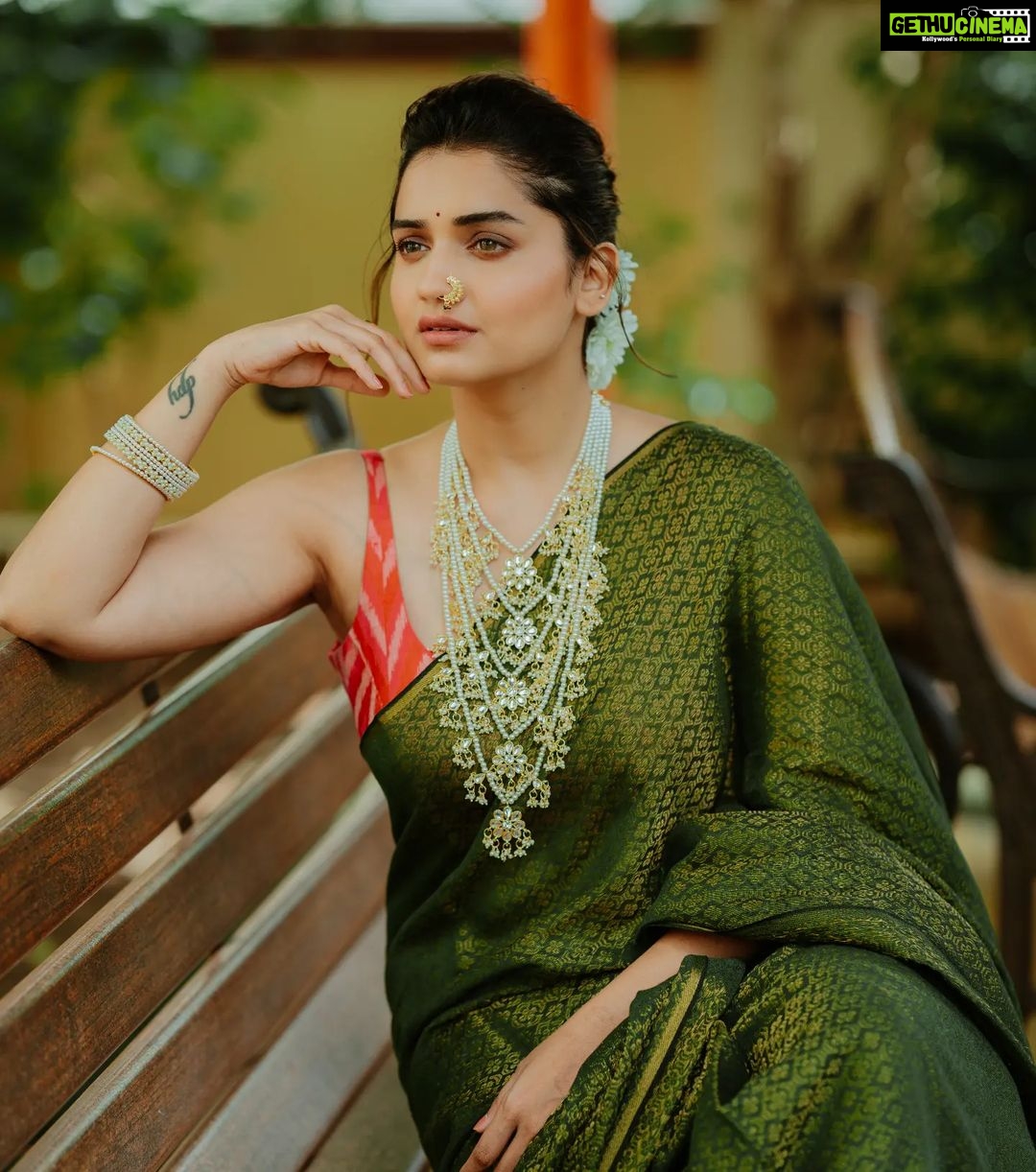 Hruta Durgule Instagram - Allure of green and pearls... Styled by @shalmalee_t Outfit by @suta_bombay Jewellery by @ijewels009 Makeup by @madhuradeokute Hair by @devendra.pushpa Picture by @ganesh_theshutterkey #HrutaDurgule #pearls