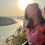Hruta Durgule Instagram - Catching up with the sunset in a new city this weekend ! ✈️✨💛 #longduebreak #dehradhun #rishikesh #laxmanjhula #beatlescaferishikesh #weekendvibes #weekendgetaway #hrutadurgule Thank you @universepassage for making this happen 🤗