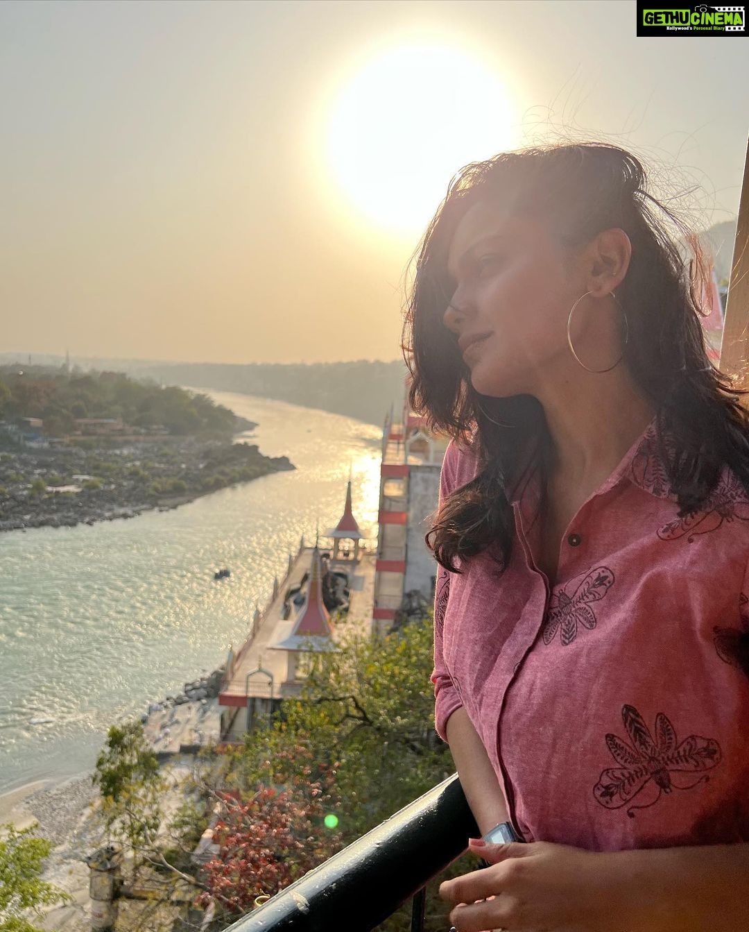 Hruta Durgule Instagram - Catching up with the sunset in a new city this weekend ! βοΈβ¨π #longduebreak #dehradhun #rishikesh #laxmanjhula #beatlescaferishikesh #weekendvibes #weekendgetaway #hrutadurgule Thank you @universepassage for making this happen π€