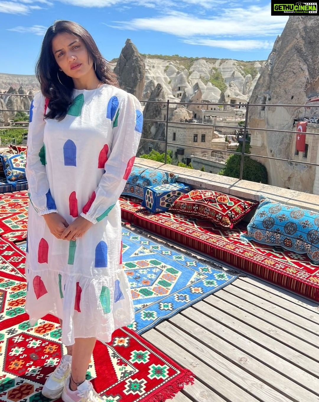 Hruta Durgule - 221.4K Likes - Loving the breezy weather of Turkey and this by @jebsispar 🥰
Styled by @shalmalee_t
📸- @prateekshah1
#hrutadurgule #turkey #istanbul #istiklal #takseem #travel #holidaydiaries