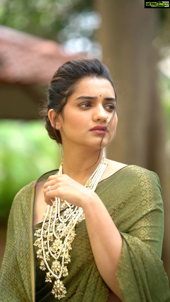 Hruta Durgule Instagram - Her everyday energy wasn’t vastly different from her merry moods. She drank from the chalice of traditional lore and exuded a kind of knowledge that shone in the natural world. It was her knowledge of change — a crucial constant. This festive season, don our royal drape to stand out in a crowd. Actress Hruta Durgule looks magnificent in Vaidehi Rani, Suta’s exquisite cotton saree with zari work. Here’s @hruta12 ‘s style guide for living life queen size. Styled by @shalmalee_t Make-up by @madhuradeokute Hair by @devendra.pushpa Video by @ganesh_theshutterkey Neck piece by @ijewels009 #sutasaree #sutablouse #actress #festive #festival #festiveseason #festivestyling #festiveoutfit #shopnow