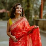 Hruta Durgule Instagram - In red hues...🌹 Styled by @shalmalee_t Outfit by @sugankesar Jewellery @ijewels009 Make up by @madhuradeokute Hair by @devendra.pushpa Pictures by @ganesh_theshutterkey #HrutaDurgule #sareelove #redaesthetic