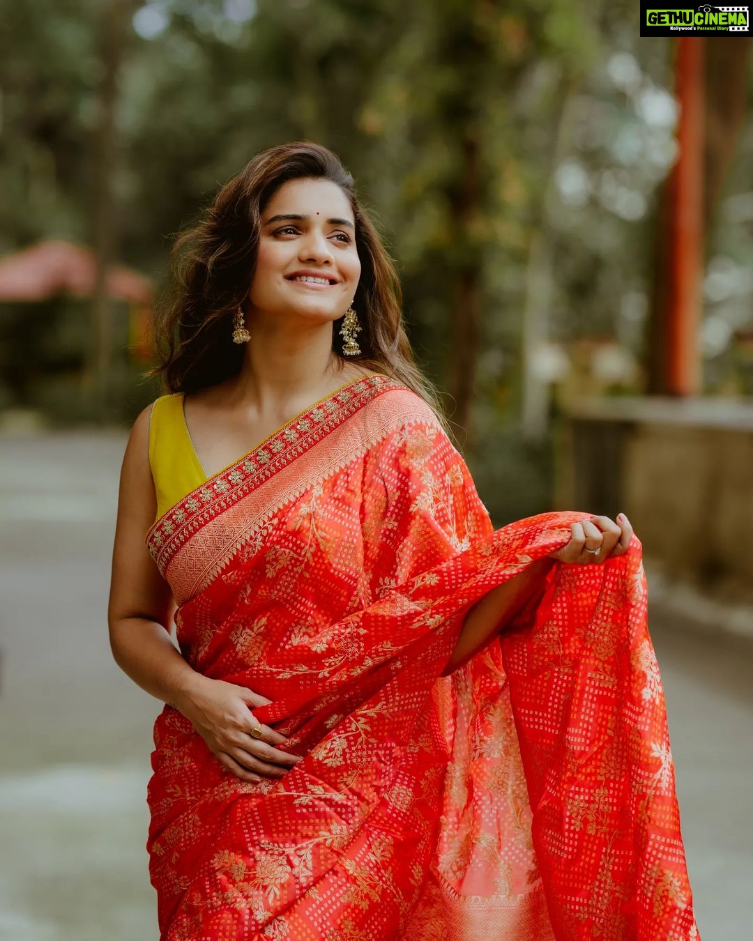 Hruta Durgule Instagram - In red hues...🌹 Styled by @shalmalee_t Outfit by @sugankesar Jewellery @ijewels009 Make up by @madhuradeokute Hair by @devendra.pushpa Pictures by @ganesh_theshutterkey #HrutaDurgule #sareelove #redaesthetic