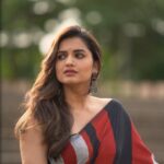Hruta Durgule Instagram - Free-spirited flair meets timeless grace... Styled by @shalmalee_t Outfit by @suta_bombay Makeup by @madhuradeokute Hair by @devendra.pushpa Video by @ganesh_theshutterkey