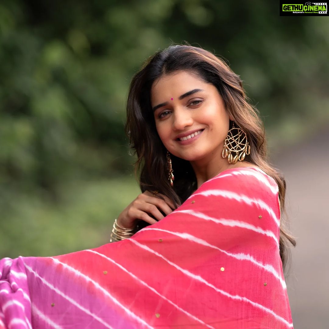 Hruta Durgule Instagram - Symphony of peach and purples.. Styled by @shalmalee_t Outfit by @suta_bombay Makeup by @madhuradeokute Hair by @devendra.pushpa Pictures by @ganesh_theshutterkey #HrutaDurgule #colors #peachepallette #purples
