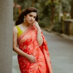 Hruta Durgule Instagram - The classic saree flair... Styled by @shalmalee_t Outfit by @sugankesar Jewellery @ijewels009 Make up by @madhuradeokute Hair by @devendra.pushpa Pictures by @ganesh_theshutterkey #HrutaDurgule #sareelove #redaesthetic