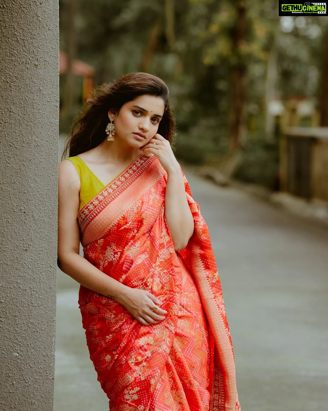 Hruta Durgule Instagram - The classic saree flair... Styled by @shalmalee_t Outfit by @sugankesar Jewellery @ijewels009 Make up by @madhuradeokute Hair by @devendra.pushpa Pictures by @ganesh_theshutterkey #HrutaDurgule #sareelove #redaesthetic