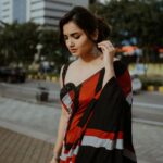 Hruta Durgule Instagram - Embracing the boho vibes.. Styled by @shalmalee_t Outfit by @suta_bombay Make up by @madhuradeokute Hair by @devendra.pushpa Pictures by @ganesh_theshutter #HrutaDurgule #monsoonshoot #sareelove #bohostyle