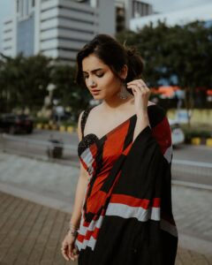 Hruta Durgule Instagram - Embracing the boho vibes..

Styled by @shalmalee_t
Outfit by @suta_bombay
Make up by @madhuradeokute
Hair by @devendra.pushpa
Pictures by @ganesh_theshutter

#HrutaDurgule #monsoonshoot #sareelove #bohostyle