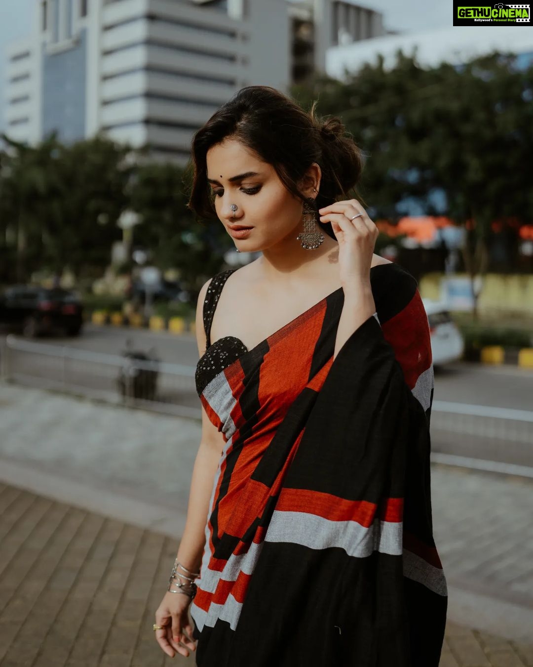 Hruta Durgule - 224.2K Likes - Embracing the boho vibes..
Styled by @shalmalee_t
Outfit by @suta_bombay
Make up by @madhuradeokute
Hair by @devendra.pushpa
Pictures by @ganesh_theshutter
#HrutaDurgule #monsoonshoot #sareelove #bohostyle