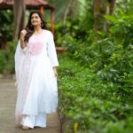 Hruta Durgule Instagram - The charm of white..🤍 Styled by: @style_by_pradnyaaaaa__ Outfit: ambraee | @digitallydiksha Hair: @glamupbytamanna #HrutaDurgule #white #traditionalsovereverything