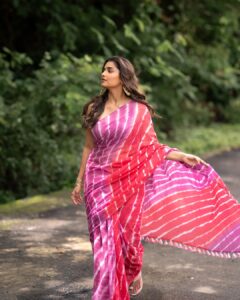 Hruta Durgule Instagram - This saree sways to nature's rhythm..

Styled by @shalmalee_t
Outfit by @suta_bombay
Make up by @madhuradeokute
Hair by @devendra.pushpa
Pictures by @ganesh_theshutterkey 

#HrutaDurgule #sareelove #monsoon