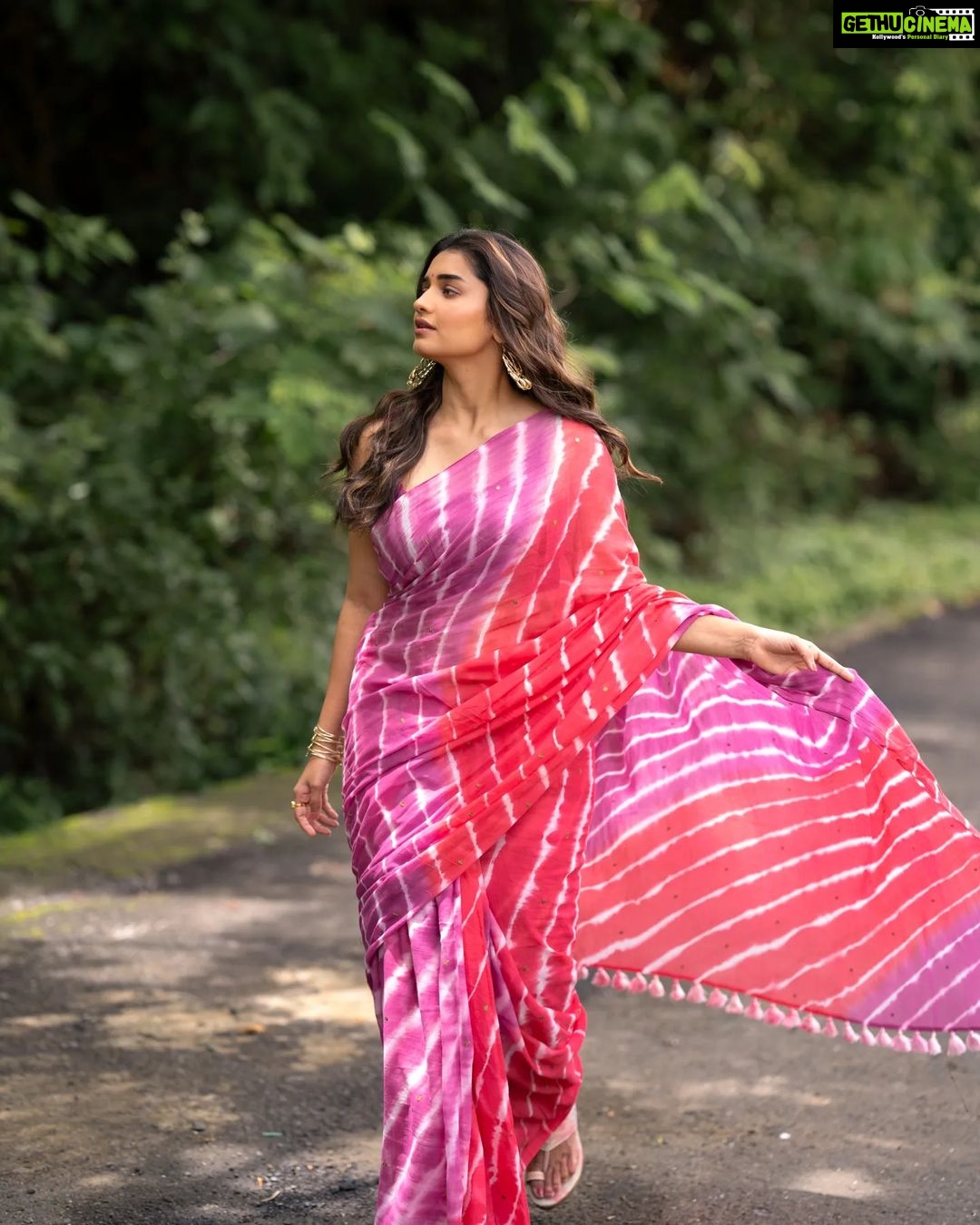 Hruta Durgule - 207.6K Likes - This saree sways to nature's rhythm..
Styled by @shalmalee_t
Outfit by @suta_bombay
Make up by @madhuradeokute
Hair by @devendra.pushpa
Pictures by @ganesh_theshutterkey
#HrutaDurgule #sareelove #monsoon