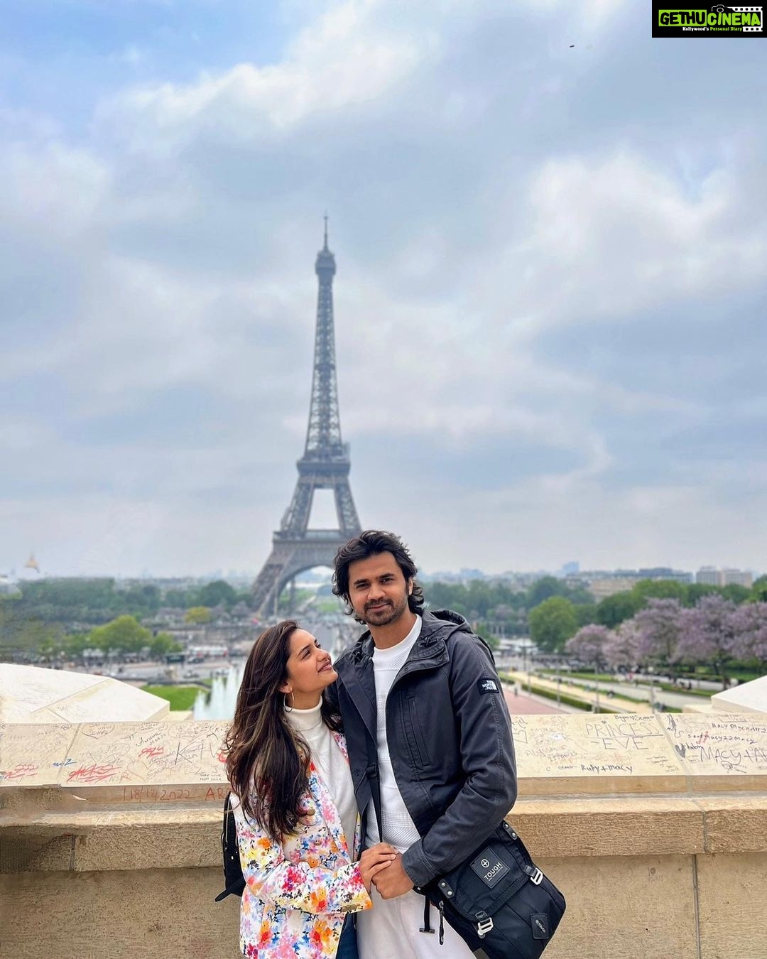 Hruta Durgule Instagram - The Best View ❤️ #mymain #majormissing #couple #grateful #blessed #happy P.S - love this song 🌸