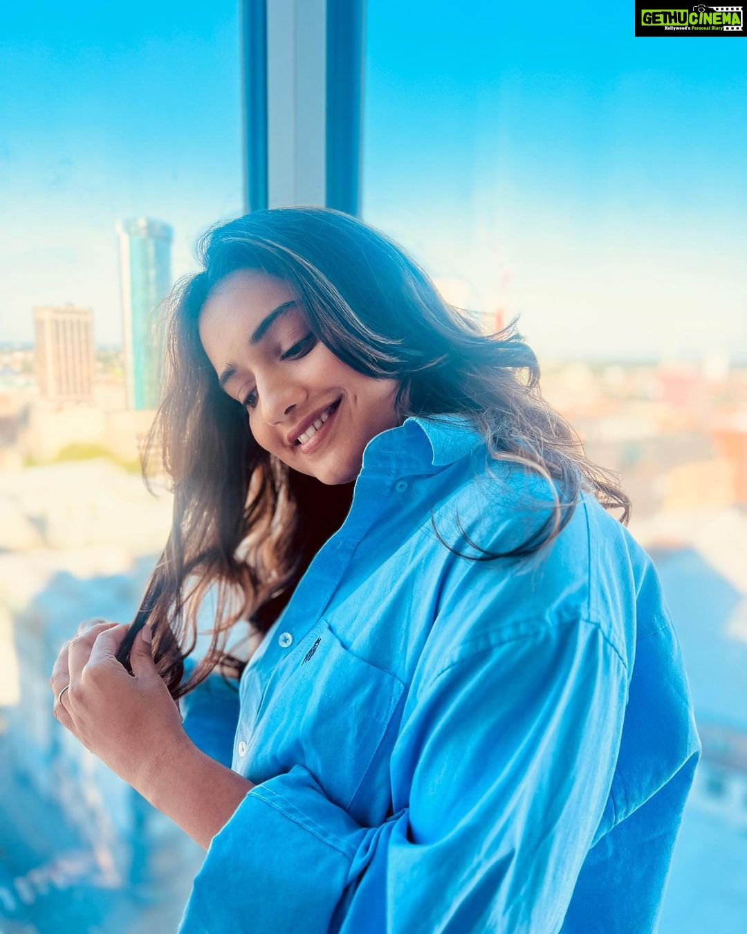 Hruta Durgule Instagram - Blue 🩵 #onset #workdiaries #blue #grateful #blessed Birmingham, United Kingdom