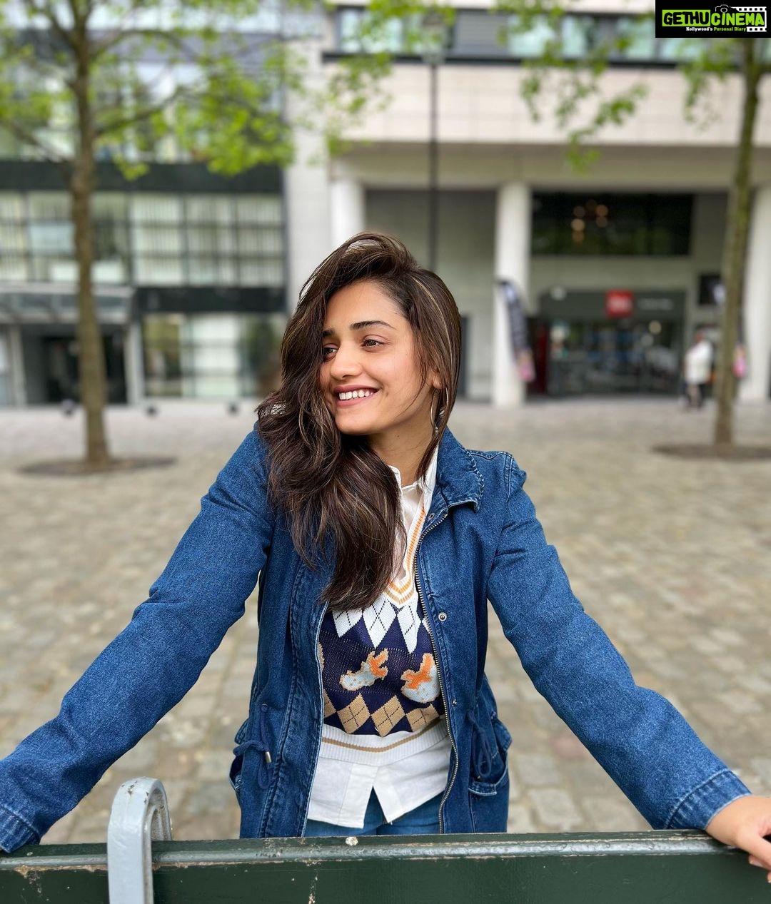 Hruta Durgule Instagram - Happy Me 🌸 #paris #bercyvillage #travel #explore #grateful #blessed #happyvibes #vacay #ibisparis